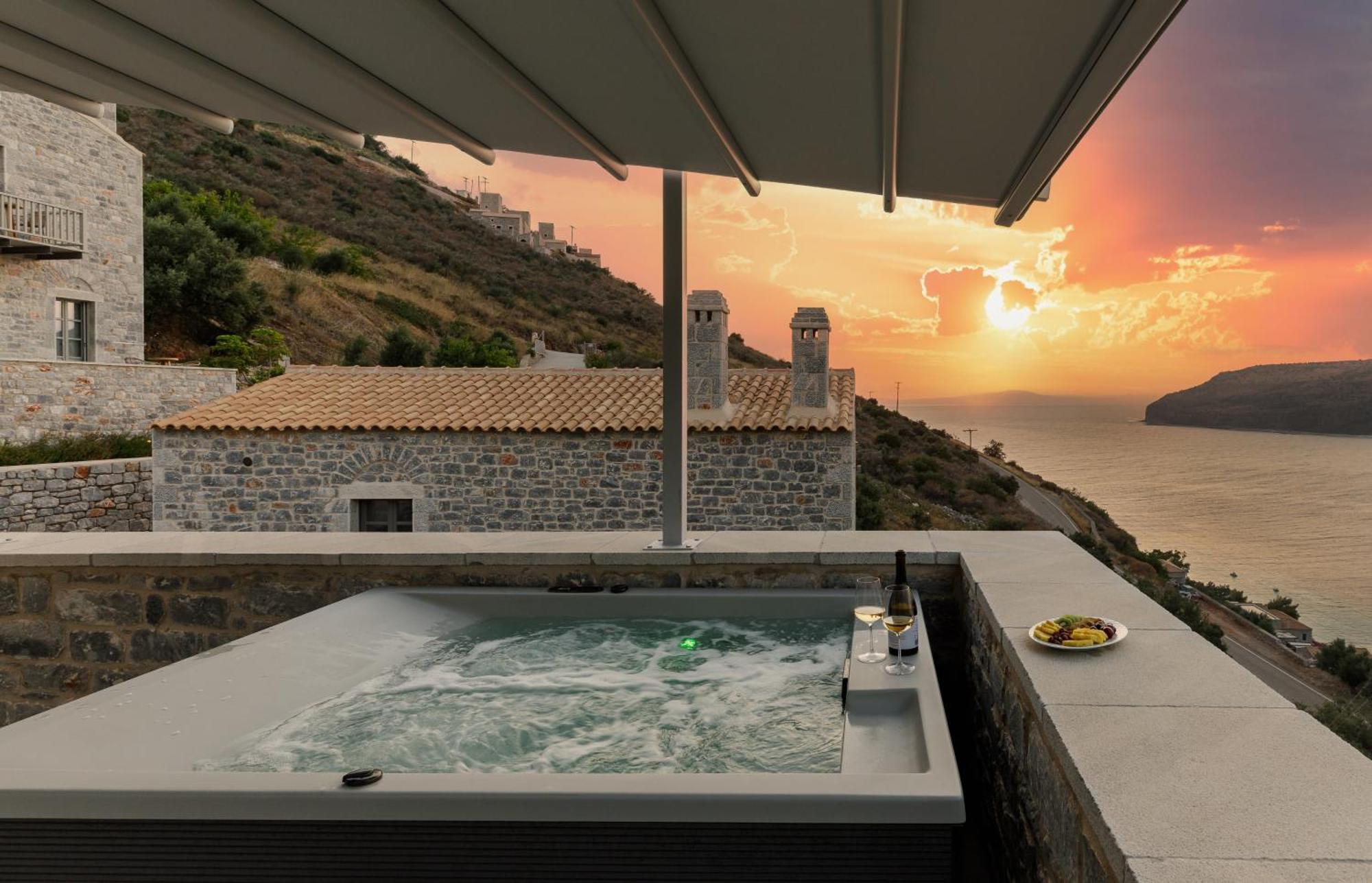 Trapela Limeni Luxury Suites Exterior foto