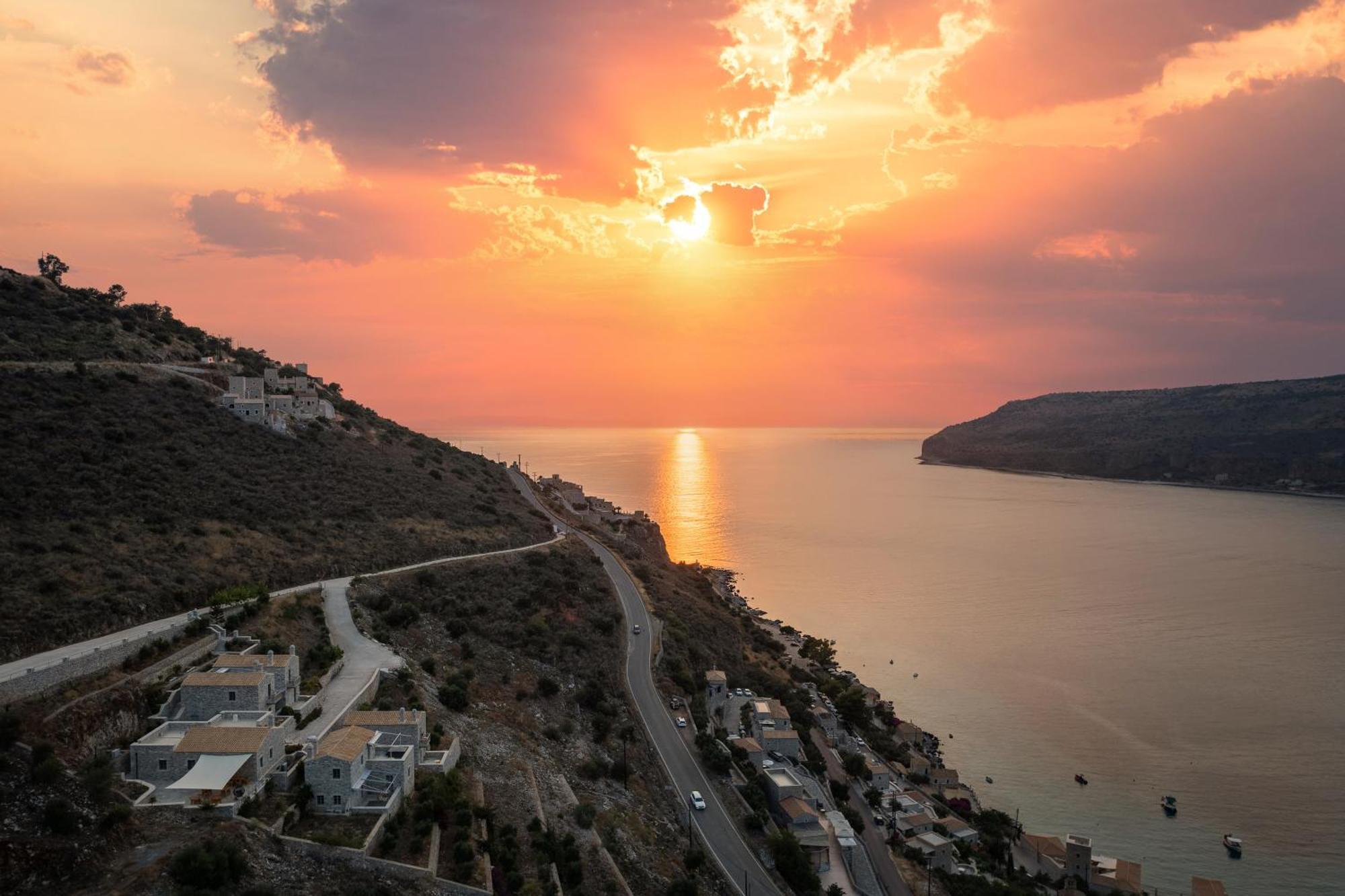 Trapela Limeni Luxury Suites Exterior foto