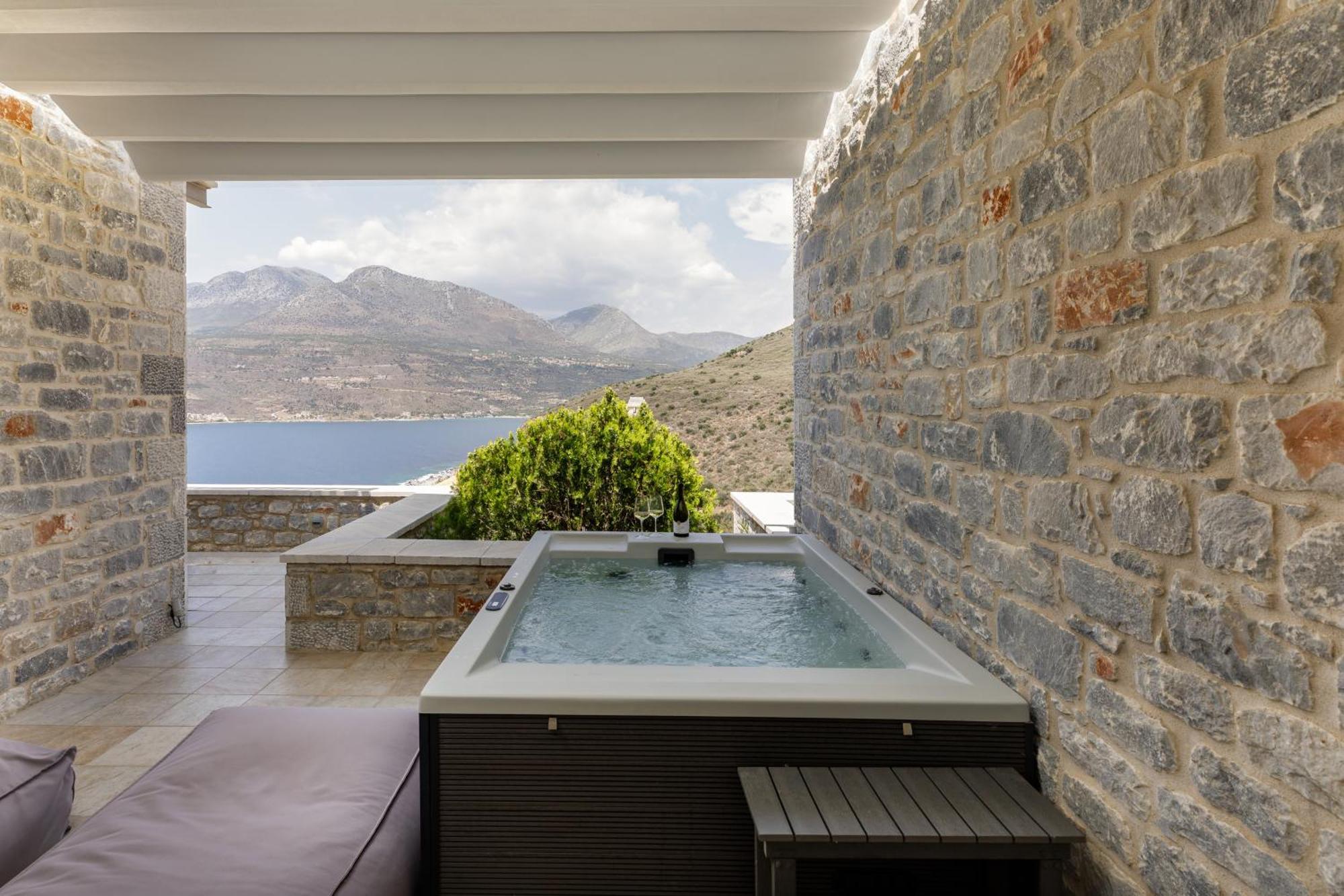Trapela Limeni Luxury Suites Quarto foto