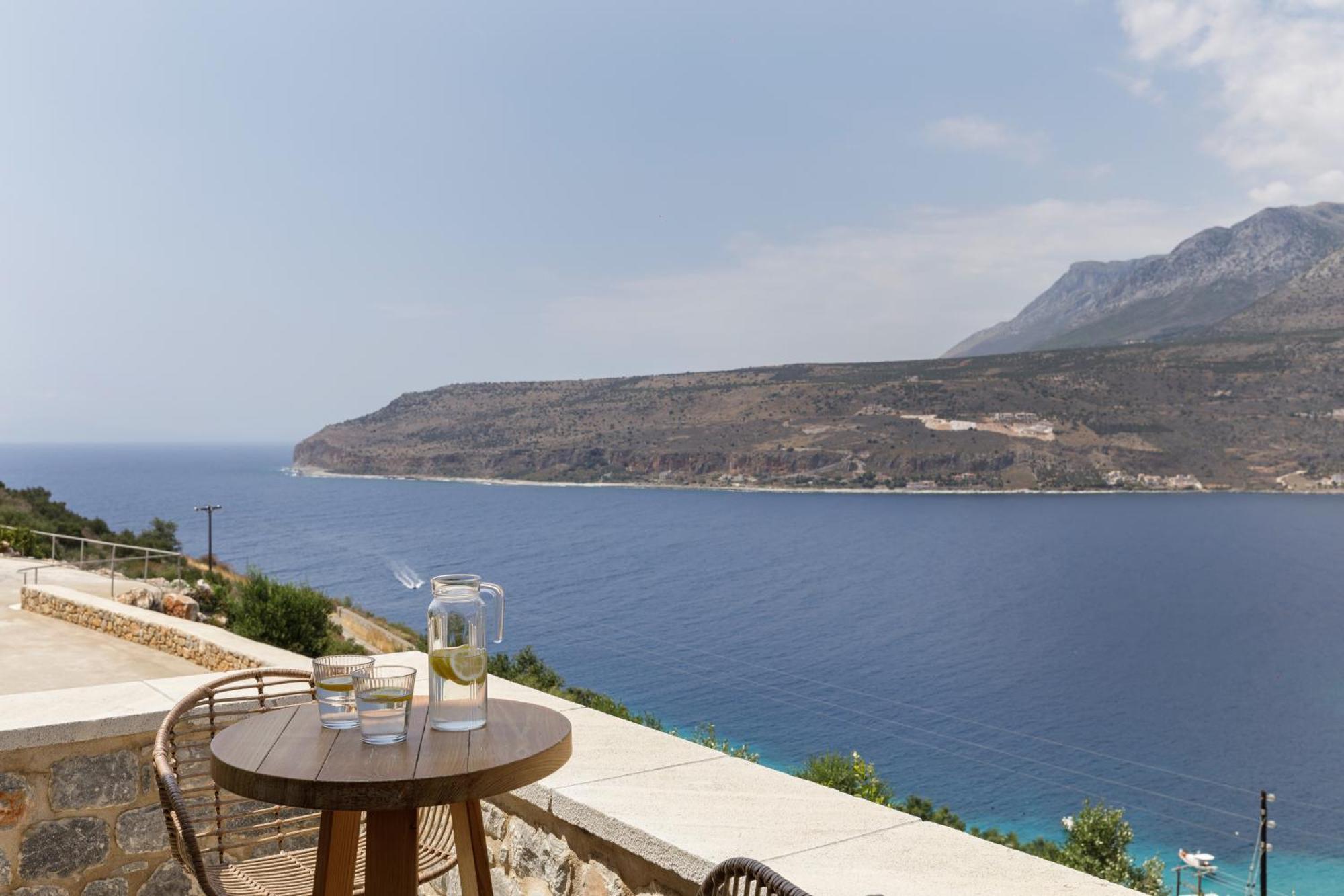 Trapela Limeni Luxury Suites Quarto foto
