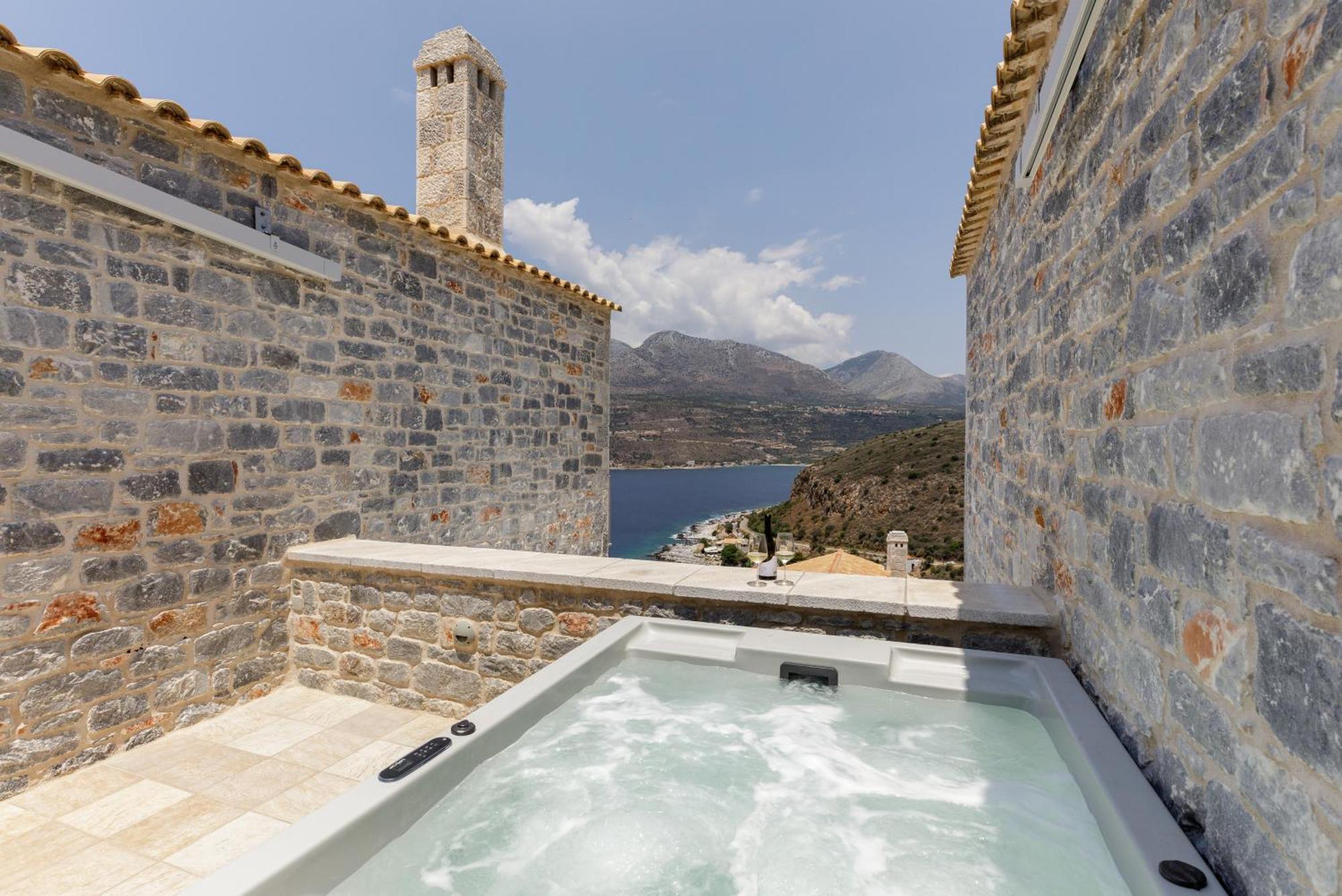 Trapela Limeni Luxury Suites Quarto foto