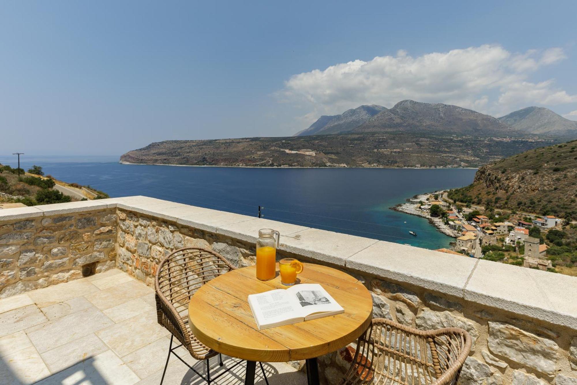 Trapela Limeni Luxury Suites Quarto foto