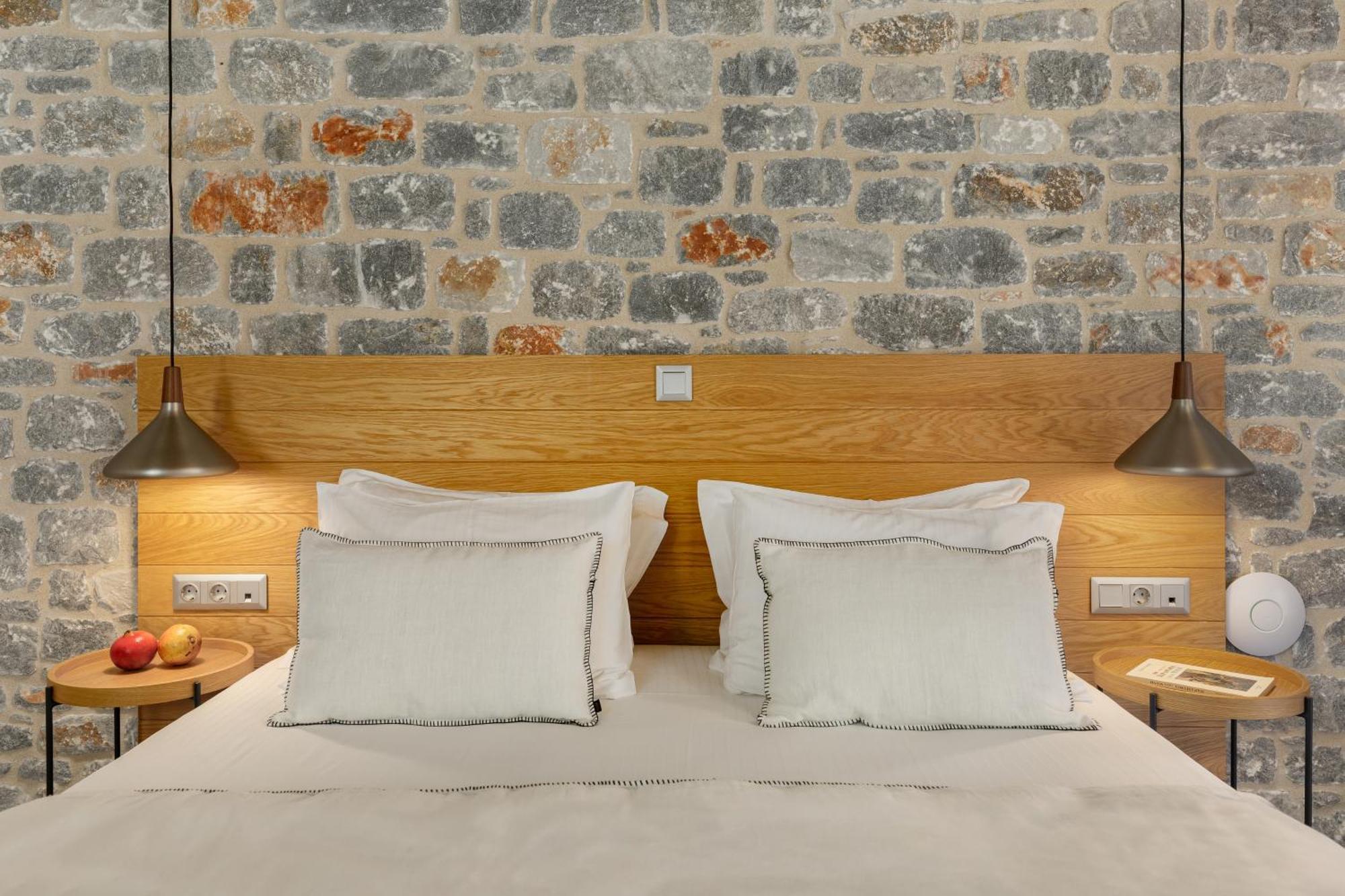 Trapela Limeni Luxury Suites Quarto foto